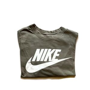 Nike color oil green and white logo The Nike Tee size medium Sports wear